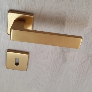 Maniglia per porta quadra ANGOLO in alluminio ORO SATINATA Lineacali‘ bocchetta foro patent 12460 Actieprijs